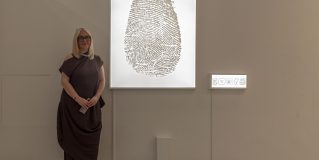 Biennale di Venezia: Luana Bottallo trasforma un’impronta digitale in un manifesto universale
