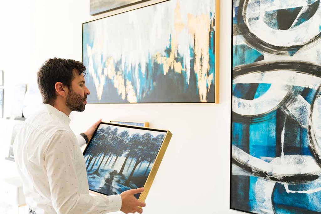 Allestimento quadri originali per un arredo unico