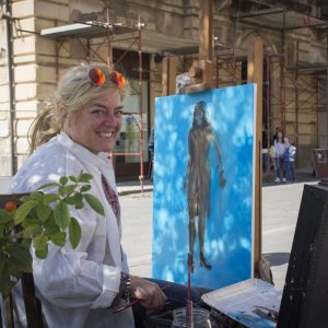 Artista Loredana Fogazza in piazza al lavoro