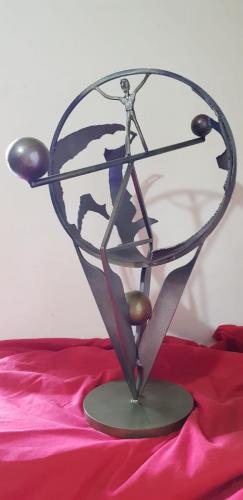Paolo Mariotti - Equilibrio sul mondo - scultura in ferro - h.50x35 cm